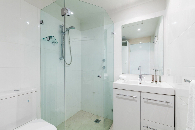 Bathroom, Studio in Elizabeth Bay With Pool & City Views, Sydney