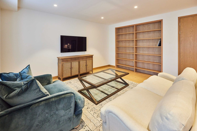 Room 4, Host Stay Thames Apartment, Slough