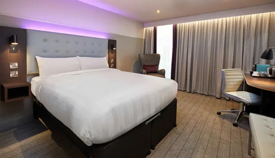 Bedroom 4, Premier Inn Swindon Town Centre, Swindon