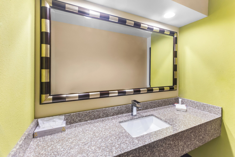 Bathroom 4, Travel Inn & Suites - Sikeston/Miner (i-55 Exit-67), Scott