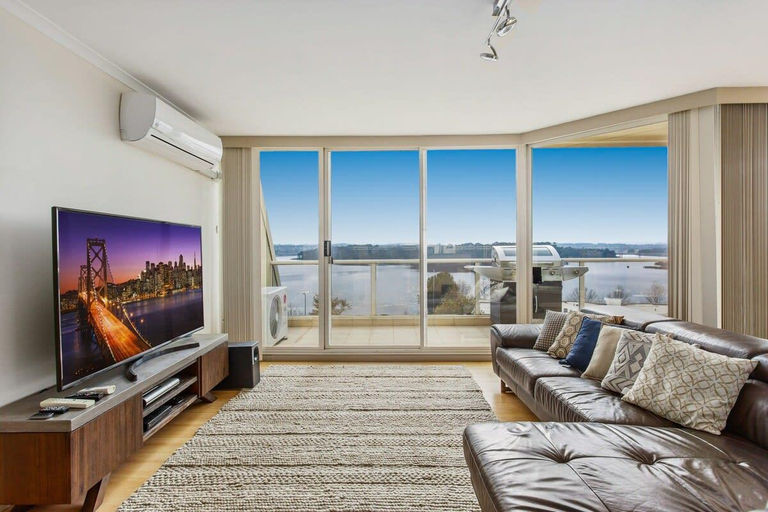 Others 5, 2-Bed Unit with Balcony, BBQ & Stunning Lake Views, Canberra