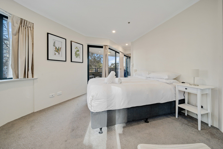 Room 5, Central 2-bed Apartment With Pool, Gym and Spa, Canberra