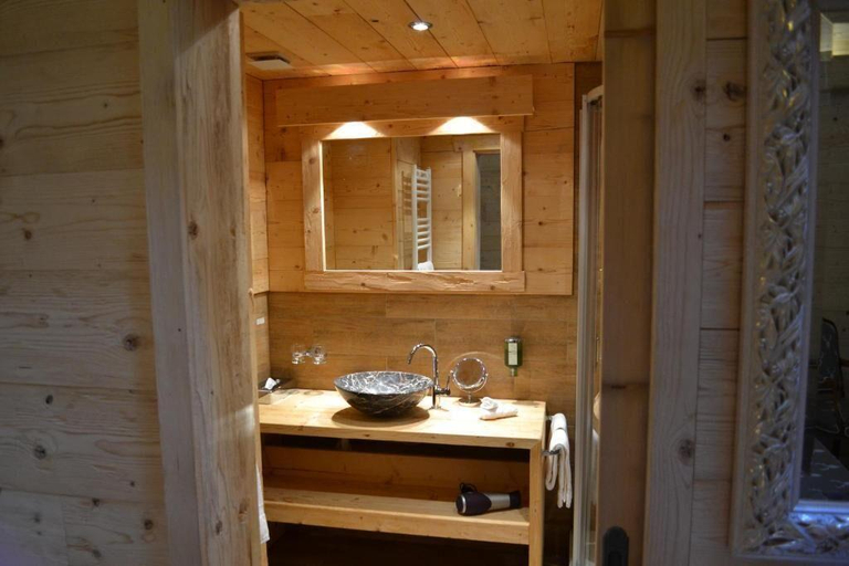 Bathroom 5, Waldhotel Doldenhorn, Frutigen