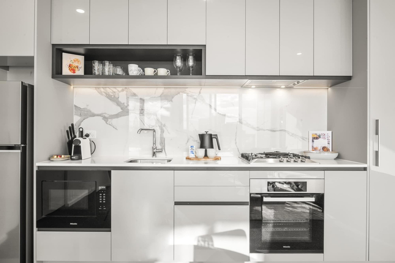 Private kitchen 3, Elegant 2-bed With Superb Views & Amenities, Melbourne