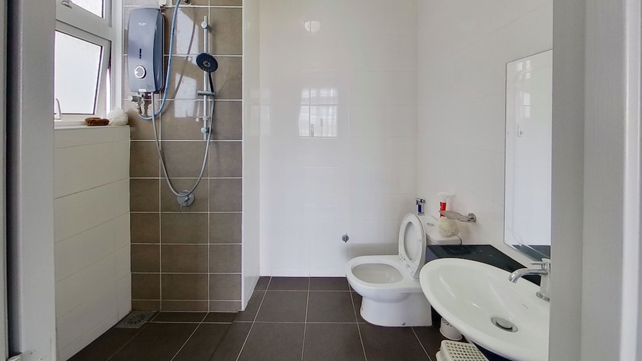 Bathroom 3, Alyssa Dwiputra Homestay, Kuala Lumpur