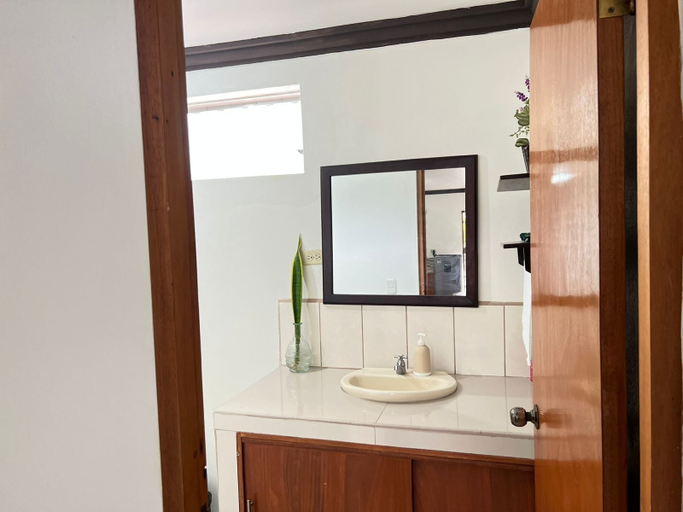 Bathroom 4, Open House, Managua