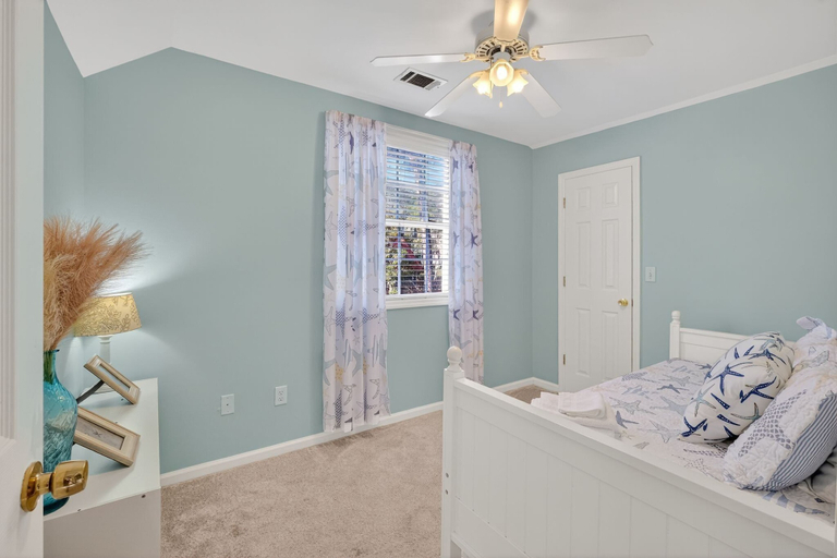 Room 5, Sandy Toes Hideaway 3 Bedroom Home, Chatham