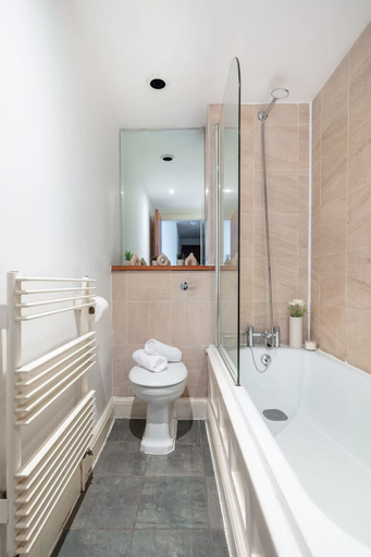 Bathroom 2, Stylish Holborn 2BR in Bloomsbury Hub, London
