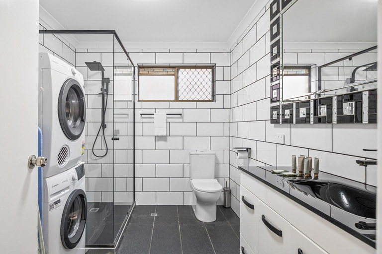 Bathroom, 3-bed Waterfront Apartment With Private Patio, Maroochy - Mooloolaba