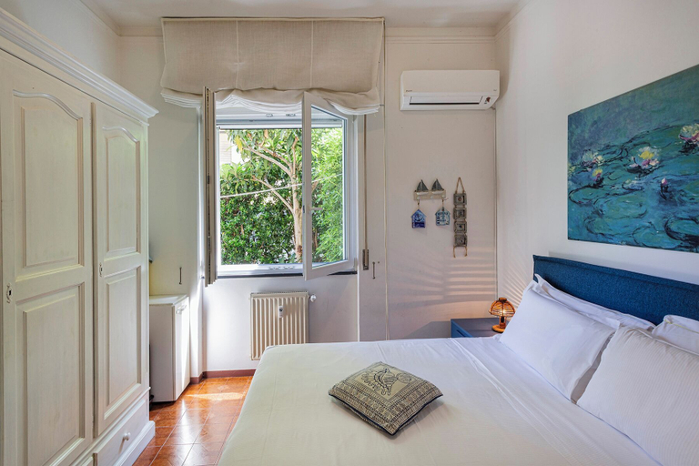 Room 5, Relax Apartment with Parking by Wonderful Italy, Genova