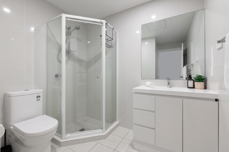 Bathroom 5, Bright 2-Bed Apartment with Balcony & Garage, Sydney