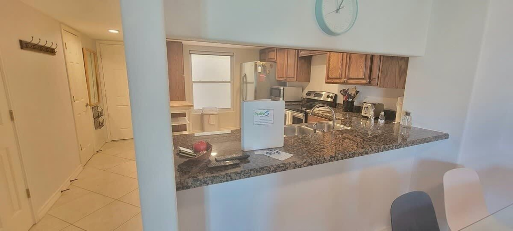 Private kitchen 2, 2 Levels Pool Near Beach 2 Patios 2 Bedroom Apts, Cameron