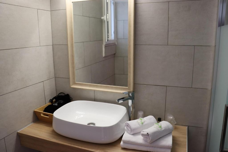 Bathroom 3, Hotel Bellevue, Haute-Corse