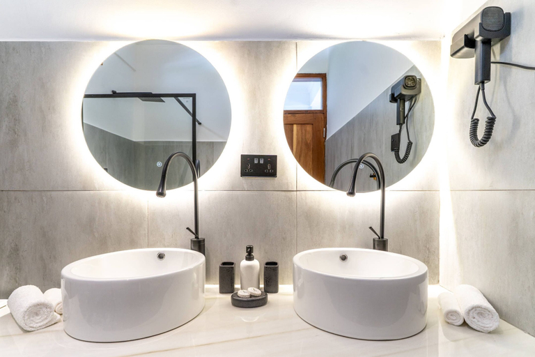 Bathroom 4, Marea Boutique Hotel, Kusini