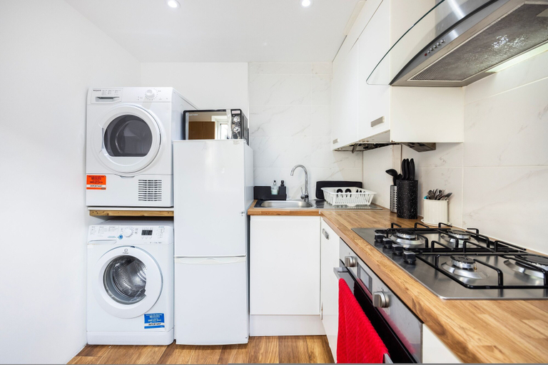 Room 4, 2 Bedroom Charming Magnificent Flat, London