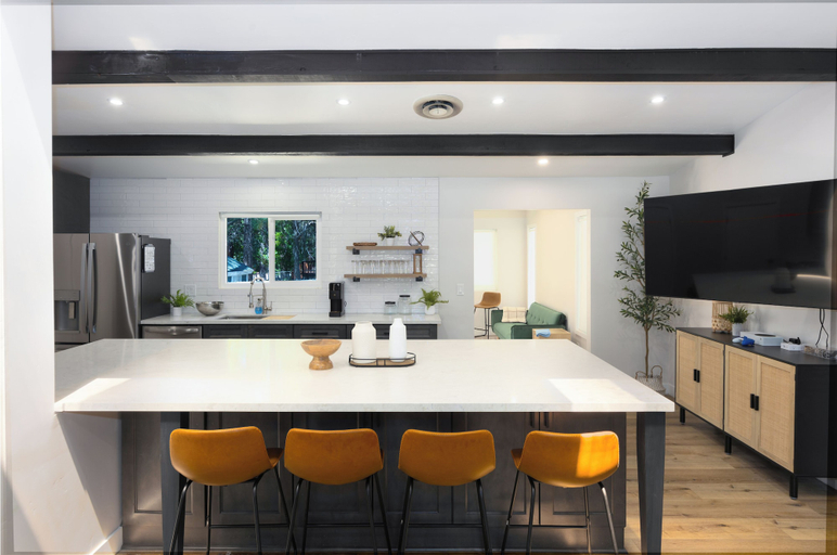 Private kitchen 5, Bear Mountain Getaway, San Bernardino