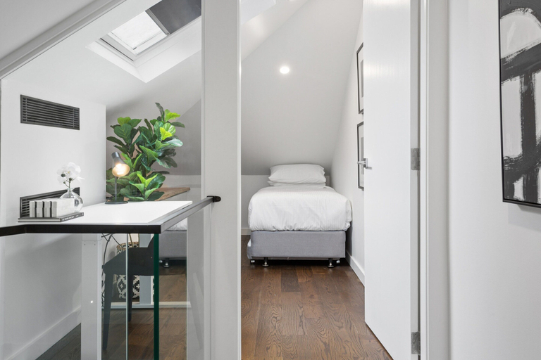 Room 2, Charming 3-bed Cottage With a Courtyard, Sydney