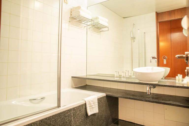 Bathroom 4, VIP Executive Arts Hotel, Lisbon