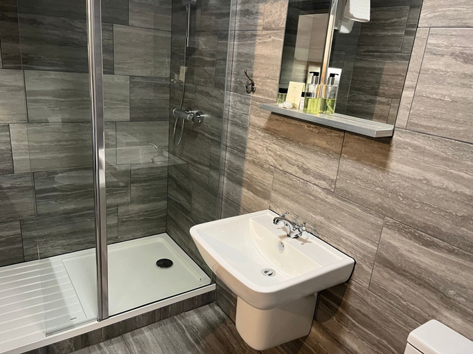Bathroom 3, The Blue Boar Inn, Warwickshire