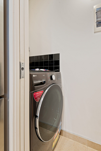 Bathroom 2, 2-bed, 500m From The Beach With Pool, Gym & Sauna, Melbourne