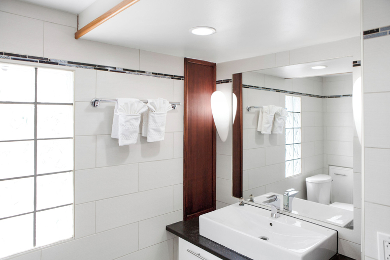 Bathroom 4, The Atrium Beach Resort and Spa, an Ascend Collection Resort