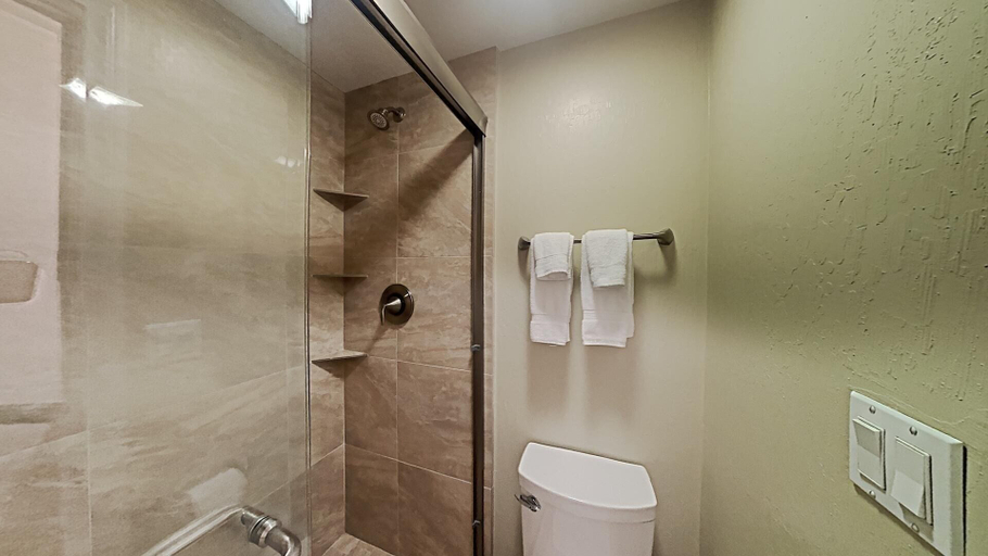 Bathroom 4, Spacious 3 Bed 3 Bath Condo with 3 Spas and Great View - Just Steps Away from Ski Adventure! by RedAwning, Mono
