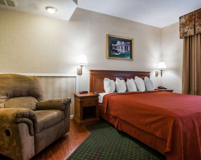Bedroom 2, Point Hotel Queensbury, Warren