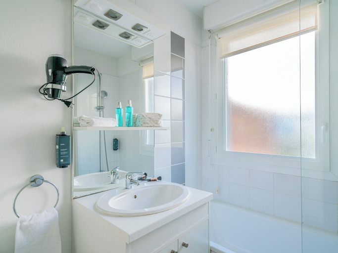 Bathroom 4, Séjours & Affaires Caen Le Clos Beaumois, Calvados