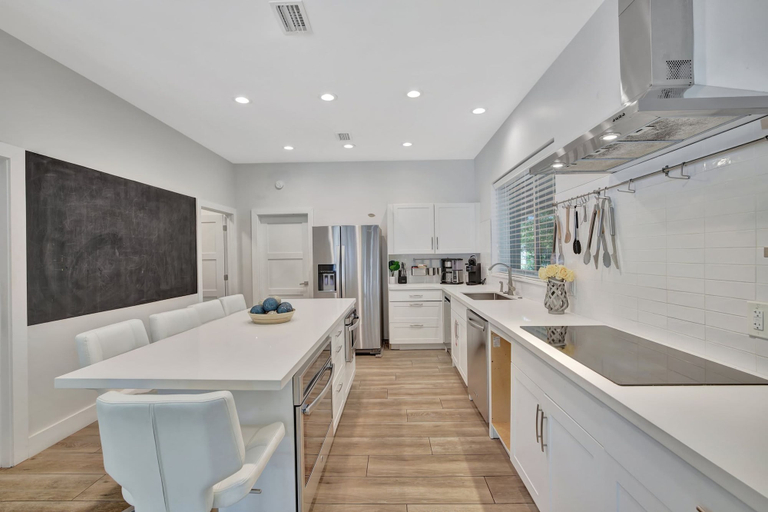 Room 5, Seabreeze - 6BR Pool and Steps to Beach, Broward