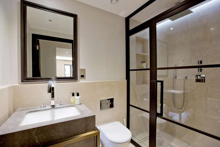 Bathroom 3, 3-bed Deluxe Apt 413, London