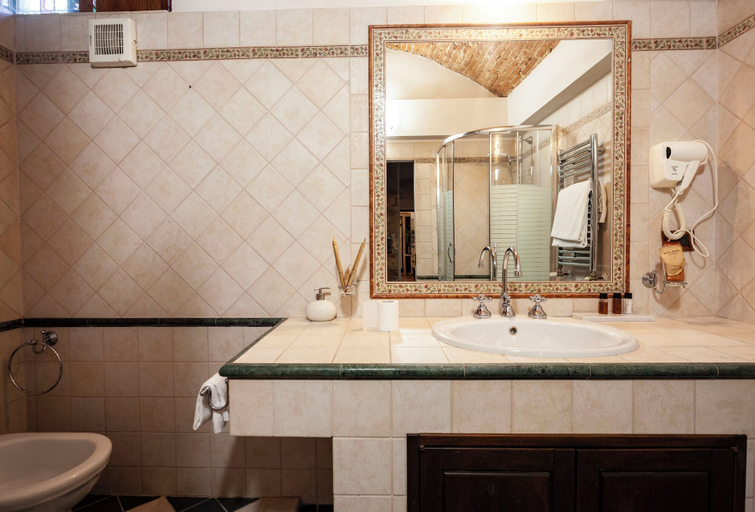 Bathroom 5, Villa Royal B&B, Florence
