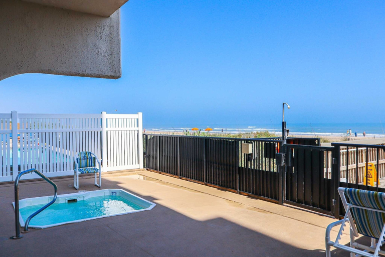 Outdoor spa tub 4, Florence I 307 Minium 1 Bedroom Condo by RedAwning, Cameron