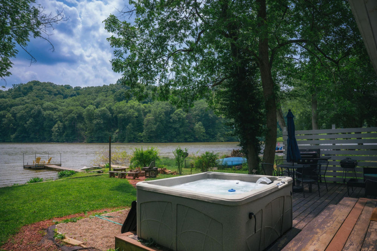 Room 4, Lake Front Cabin Peaceful hot tub and Fire pit, Morgan