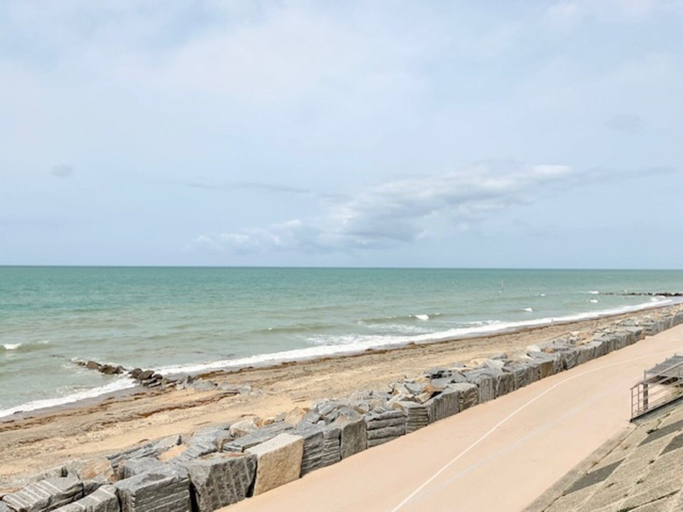 View from property 4, 1-bedroom apartment with view of private beach., Manche