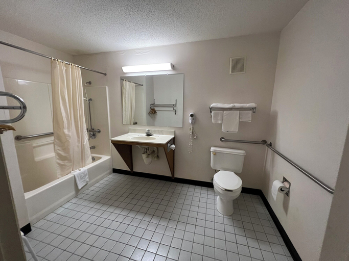 Bathroom 5, Garden Inn & Suites, Candler