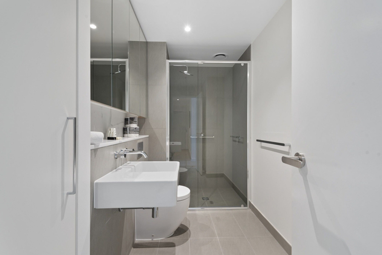 Bathroom, Sophisticated 2-bed With Bay Views & Amenities, Melbourne
