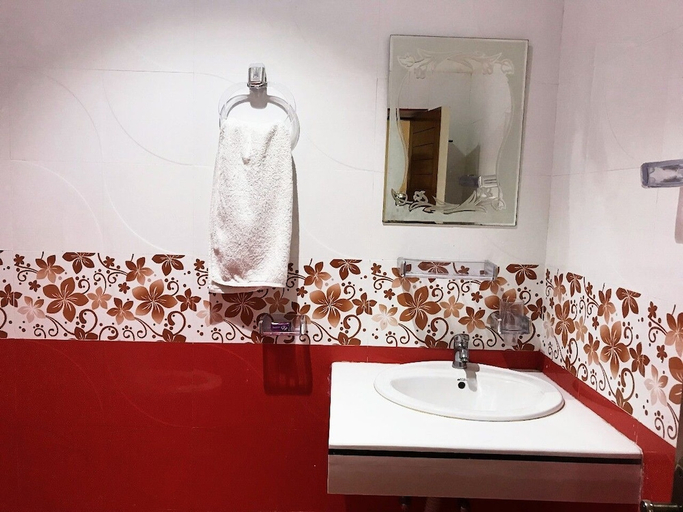 Bathroom 2, Grand Palace Hotel, Lahore