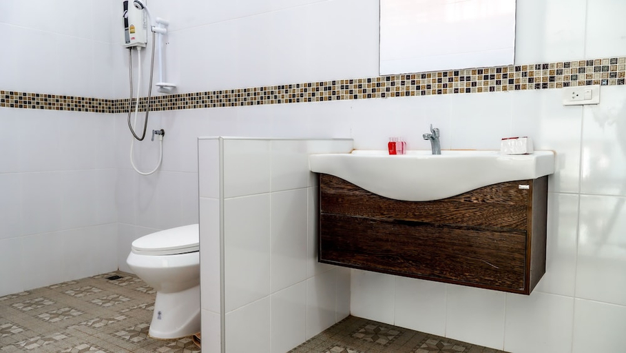 Bathroom 4, Am Heritage, Klaeng