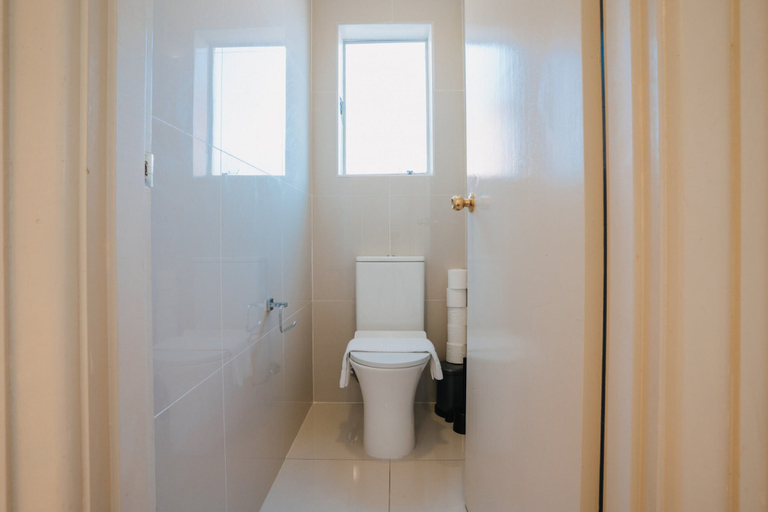 Bathroom 2, Restful Canberra Retreat in Spacious Terrace Home, Canberra