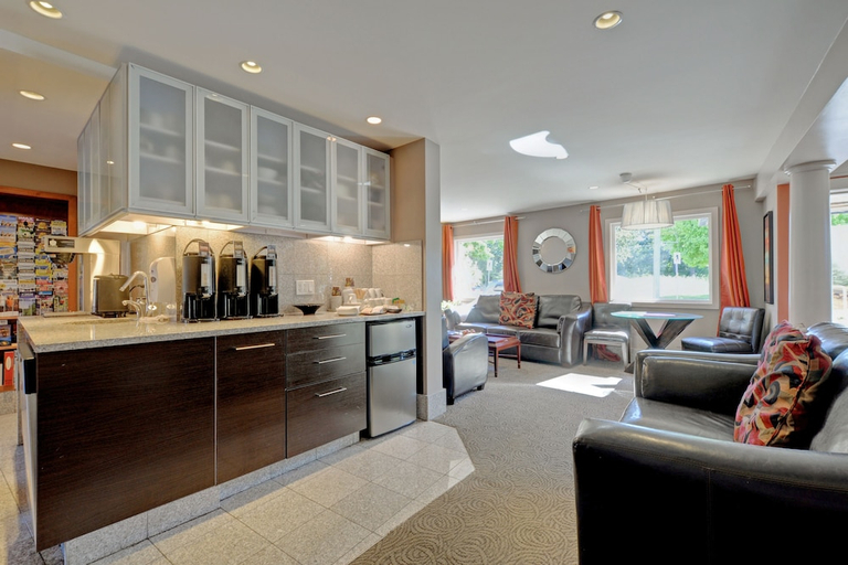 Public Area 2, Helms Inn, Capital