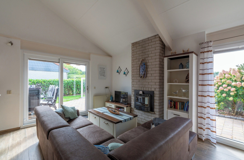 Living area 2, Lovely Holiday Home in Julianadorp, Den Helder