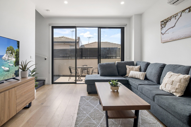 Living room 2, Relaxing Family Townhouse Near Melbourne's, Melbourne