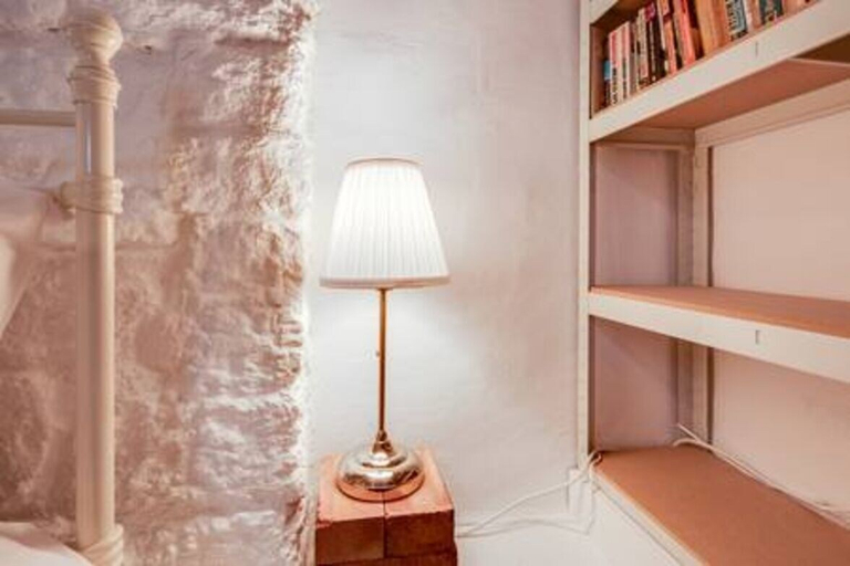 Room 4, Basement Studio in Summertown With Kitchenette, Oxfordshire