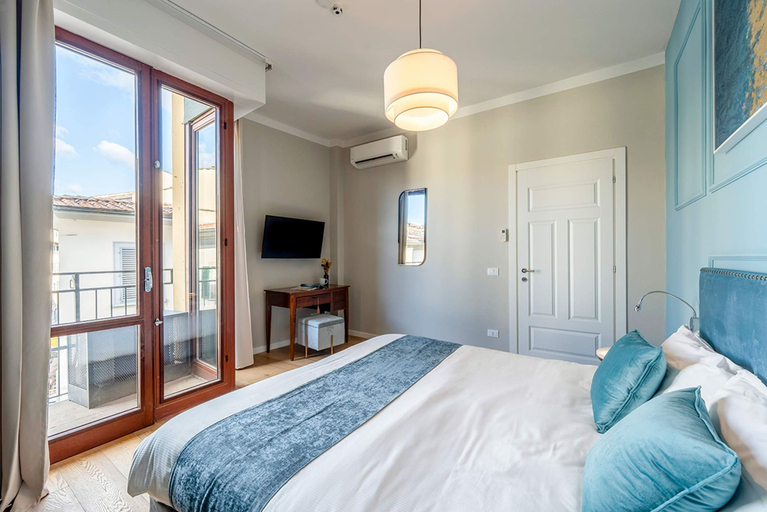 Others 3, Central 3BD Apartment near Teatro Verdi, Florence