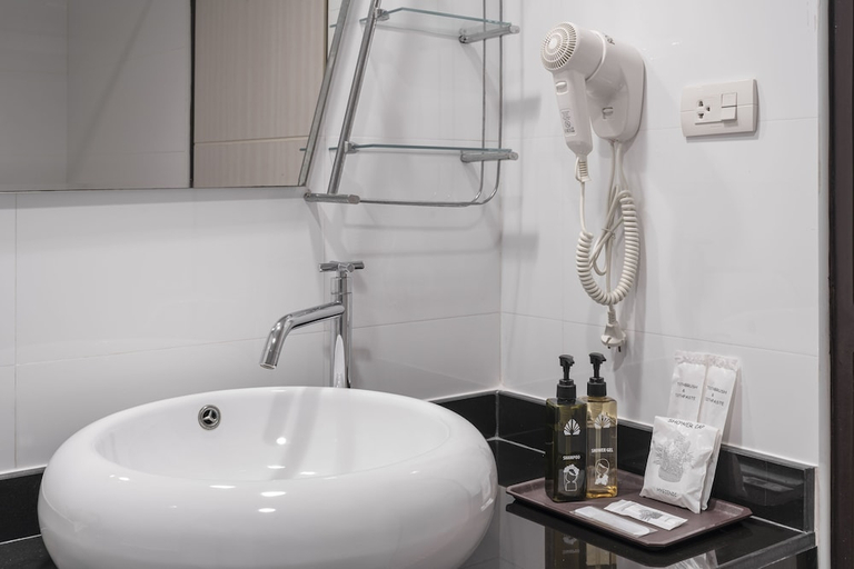 Bathroom 2, At115 by Rompo Mansion, Khlong Toey