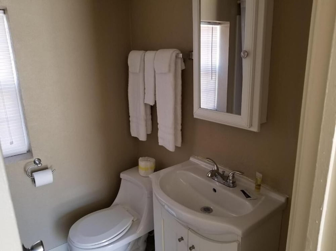 Bathroom, Best Inn Motel, Saline