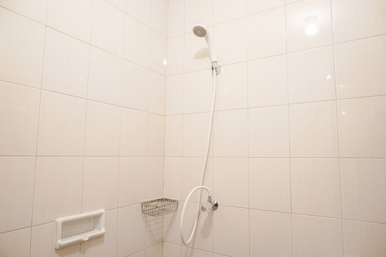 Bathroom 5, Comfortable Studio Room At Signature Park Grande Apartment, East Jakarta