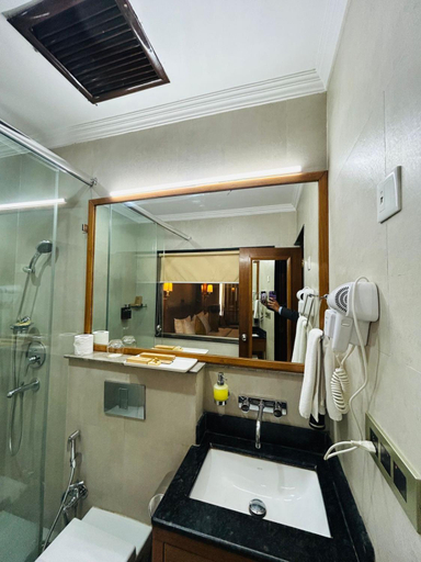 Bathroom 2, Divine Resort and Spa, Garhwal