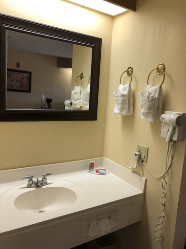 Bathroom 3, Econo Lodge London North, Laurel