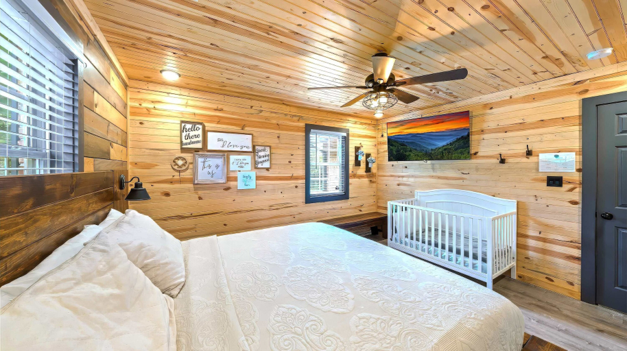 Room 5, Luxury Poolside Cabin in Sevierville, Sevier